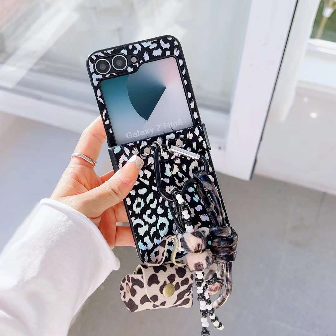 Blake and white Samsung zflip folding leopard print mobile phone case