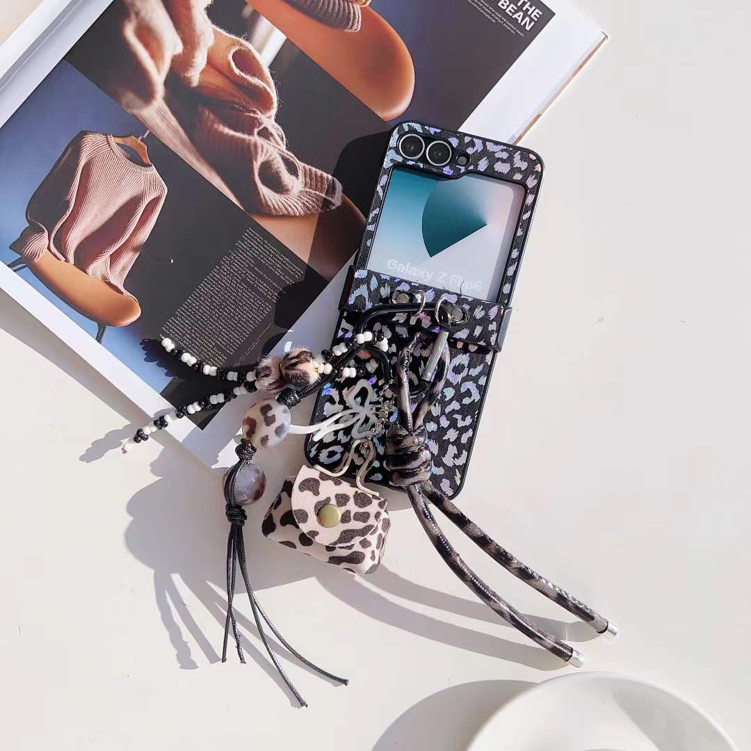 Blake and white Samsung zflip folding leopard print mobile phone case 2